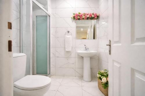 伊斯坦布尔Alpacino Apart Hotel的带马桶和水槽的白色浴室