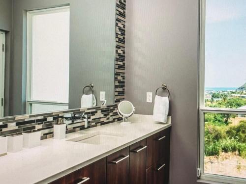 ein Badezimmer mit zwei Waschbecken und einem großen Spiegel in der Unterkunft Spectacular views Atlantic Ocean in Basseterre