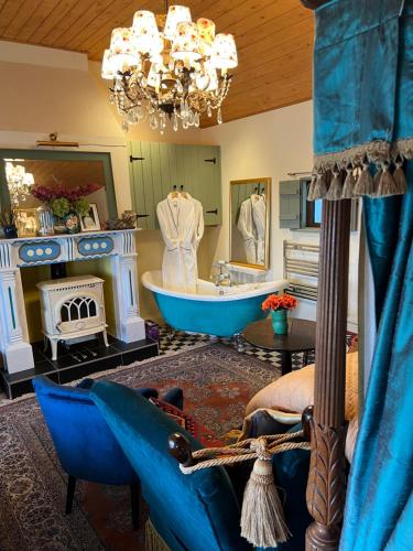 een grote badkamer met een bad en een wastafel bij Halyon Village in Greencastle