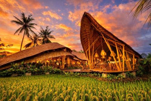 Ein Garten an der Unterkunft Green Lander Ubud