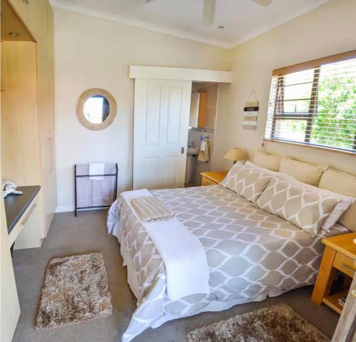 una camera da letto con un letto grande e una finestra di The River House - Sundays River - Addo Park South 5 min a Colchester