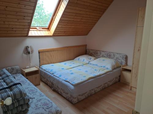 En eller flere senge i et værelse på Alinka Apartmanház
