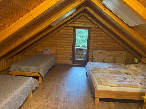 1 Schlafzimmer mit 2 Betten im Dachgeschoss in der Unterkunft Ferienhaus Parschlug in Parschlug