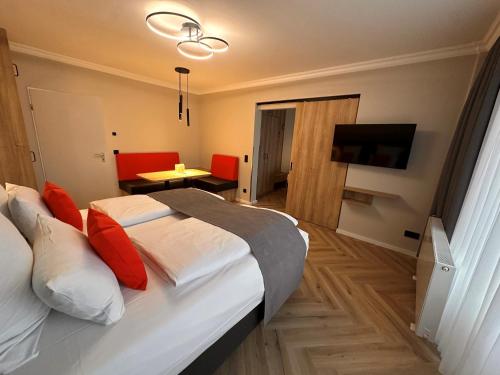 a hotel room with a bed and a table at Apartment-Hotel Hamburg Mitte in Hamburg