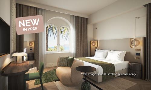 een nieuwe hotelkamer met een bed en een bureau bij Aminess Younique Korcula Heritage Hotel in Korčula