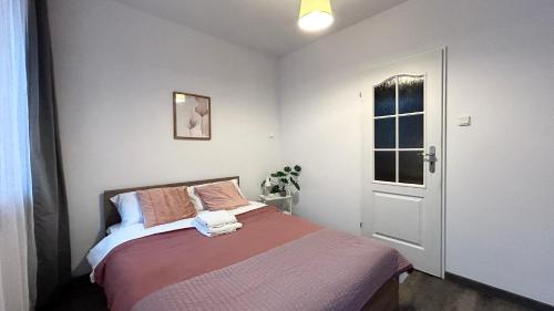 Rynek Wrocław 3-Bedroom Apartment by BookingHost