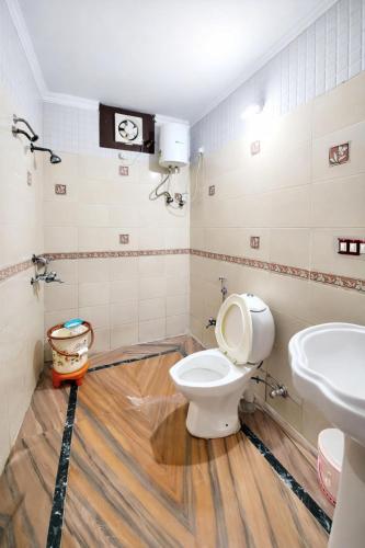 a bathroom with a toilet and a sink at Hotel Mall Road Kavyansh Inn Near Ghorakhal Temple - Free Wi-Fi - Spa - Restaurants Facilities - Best Hotel in Bhīm Tāl