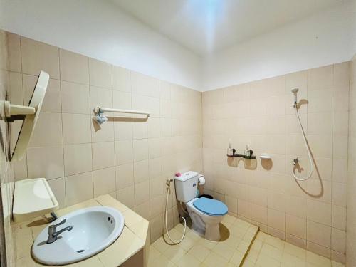 een badkamer met een toilet, een wastafel en een douche bij Winlee house in Ban Phlu Yai