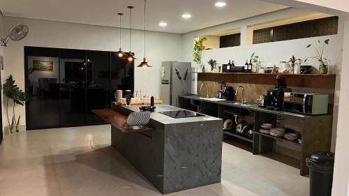 een grote keuken met een aanrecht in het midden bij Casa Cobogó - 5min da Granja e da ANP in Brasilia