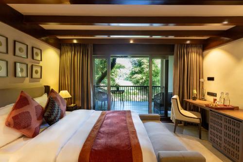 En eller flere senge i et værelse på Miraaya Wellness and Golf Resort