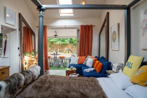 een woonkamer met een blauwe bank en een blauwe bank bij Garden Cottage at Old Post Office in Bardon Mill