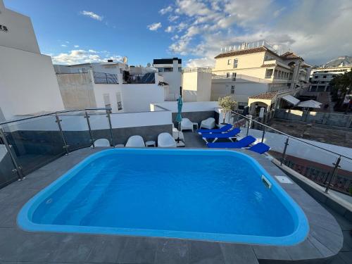 ein Schwimmbad auf dem Dach eines Gebäudes in der Unterkunft Edificio Resort Gran8Nerja in Nerja