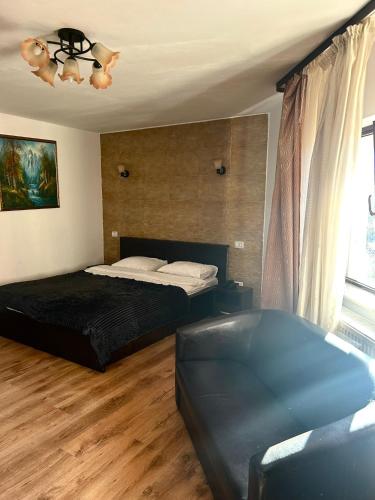 una camera da letto con un letto e un divano di Hotel Draculaa Bran a Bran