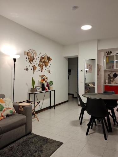 ein Wohnzimmer mit Sofa und Tisch in der Unterkunft Valle Cinque in Fano