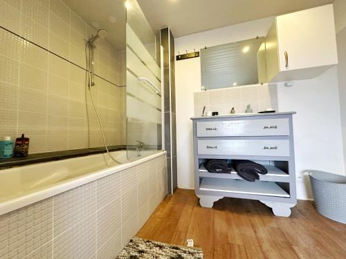 Phòng tắm tại Charmante maison centre village