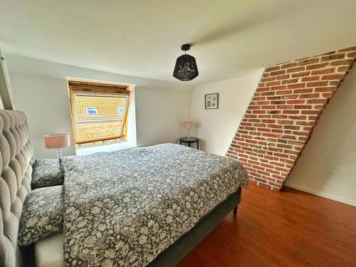 Giường trong phòng chung tại Charmante maison centre village