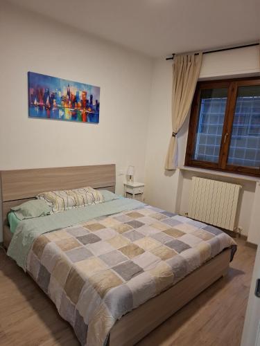 una camera da letto con un grande letto con una coperta a scacchi di Valle Cinque a Fano