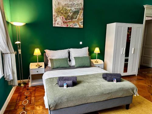 a bedroom with a large bed with green walls at Oxford Royal Apartment - Nähe Bahnhof in Bremen