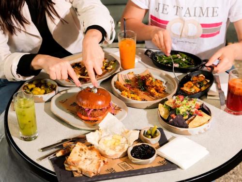 Mad på hotellet eller i nærheden