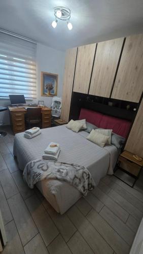 een slaapkamer met een groot bed en een bureau bij VARESE PRIME - Air Conditioning, 2 Baths, 2 Parking, City Centre, 200 mt Villa Esengrini Montalbano, NO Keybox in Varese