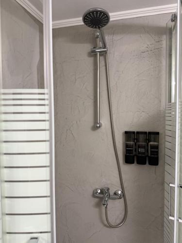 Et badeværelse på Oneiro Apartment