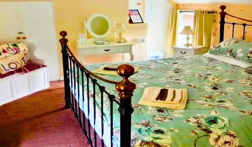 Postel nebo postele na pokoji v ubytování The Ultimate Romantic Getaway! Cosy Lakeside Cottage with Lakeside views, Log Burner & The Beach on your doorstep at the Best Location in Mablethorpe!