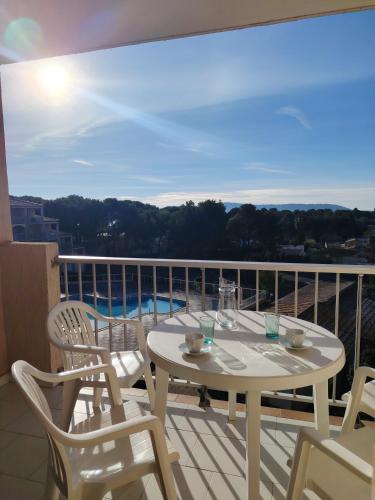 een witte tafel en stoelen op een balkon bij Les Hauts de Balaruc- Idéal Curistes 102 in Balaruc-les-Bains