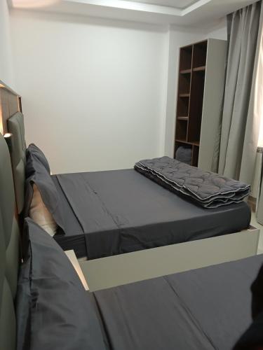 een bed in een kamer met een matras op een plank bij Yaya Hostel in Fort de lʼEau