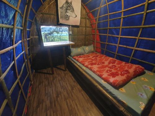 een kamer met een bed in een koepeltent bij Pemsee's Tree Town - Eco Treehouse Hostel in Sauraha