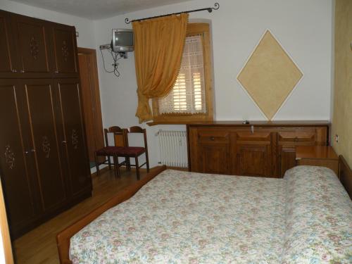a bedroom with a bed and a window at B&B Leonardi in Monclassico