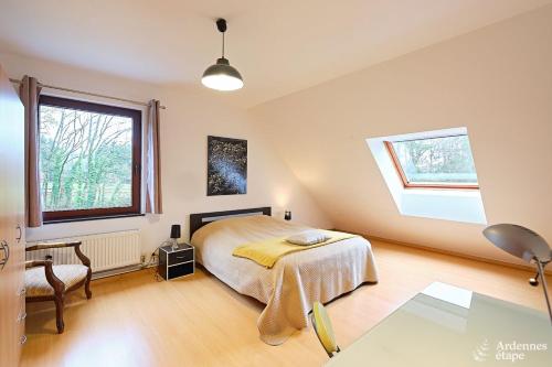 een slaapkamer met een bed, een bureau en een raam bij Gite des étangs de Saint Bale in Vrigne-aux-Bois