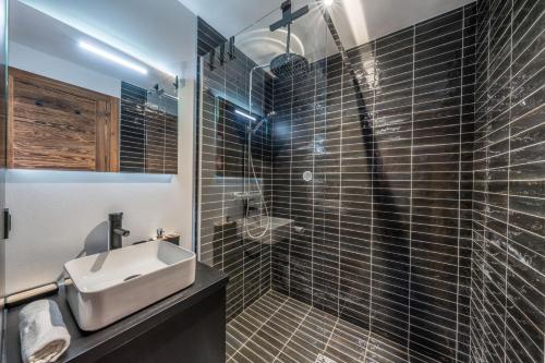 a bathroom with a sink and a shower at Le Chalet 138 Megève séjour pour 8 confort espace charme calme in Demi-Quartier
