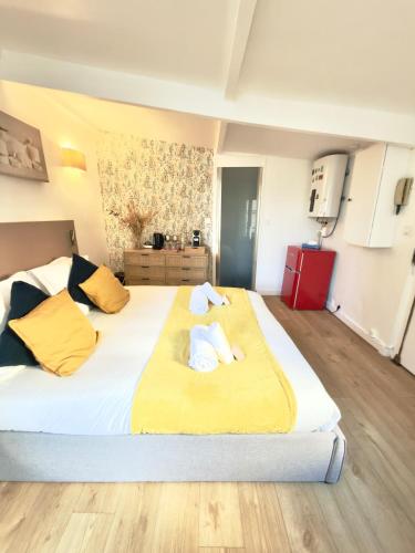 Lovely Studio with Private Terrace in Prime Area