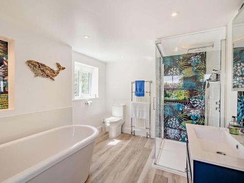 un bagno con vasca e doccia di 5 Bed in Dorchester oc-86025 a Winfrith Newburgh