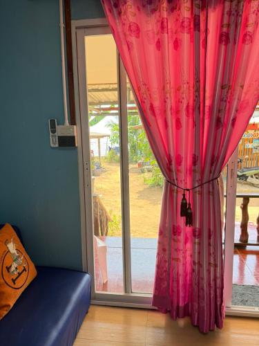 Een zitgedeelte bij KohLibong Beach House Homestay