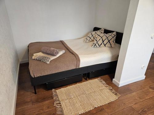 een klein bed in een kleine kamer met: bij New apartament in city center in Sigulda