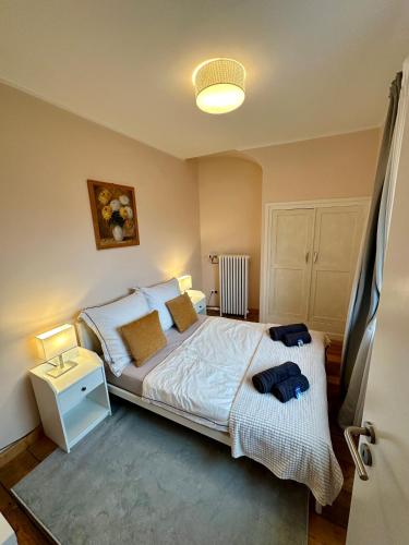 a bedroom with a bed and a night stand with a lamp at Stilvolles 2-Zimmer-Apartment in Bremen in Bremen