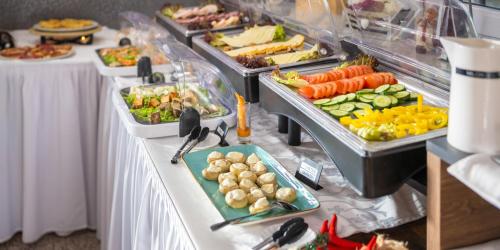 een buffet met veel verschillende soorten eten bij DUA Hotel in Sarstedt