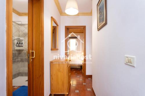 una porta che dà su un corridoio con un bagno in una casa di El Pescador El Pris, by Nivariahost a El Pris