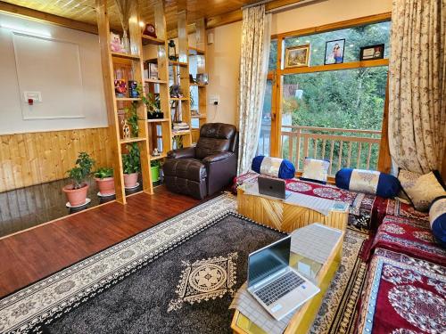 Khu vực ghế ngồi tại Kullu Heights - Bijli Mahadev