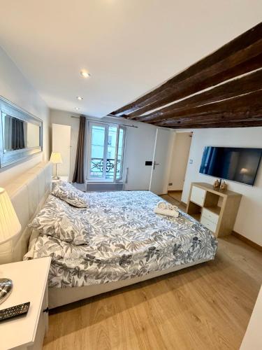 a bedroom with a large bed in a room at Superbe Appartement in Paris