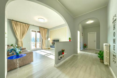 een woonkamer met een bank en een tafel bij T&F HOUSE Comfortable Apartment with Private Parking in Scandicci