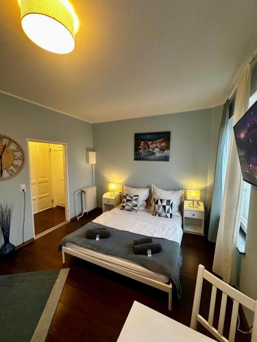 a bedroom with a bed and a clock on the wall at Zentrales Hansa Komfort Apartment in Bremen