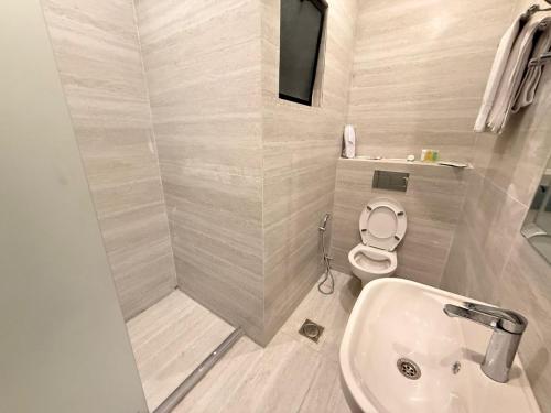 ein Badezimmer mit Waschbecken und Toilette in der Unterkunft ريڨا للأجنحة السكنية Riva suites in Irbid