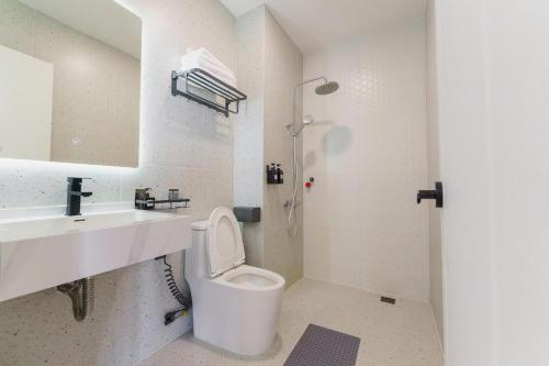 een badkamer met een toilet, een wastafel en een douche bij Hi Homestay - Near Kitesurfing My Hoa in Phan Rang