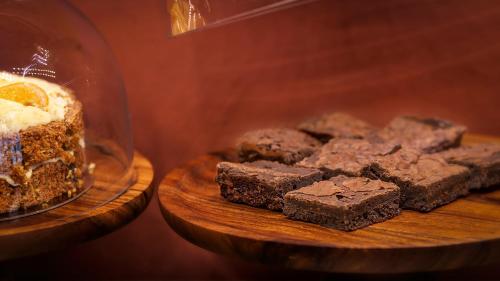 un piatto di brownies al cioccolato su un tavolo di legno di Spread Eagle Inn a Stourton