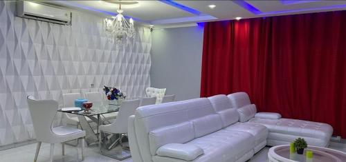 Modern Camama Getaway for Work or Family stays1