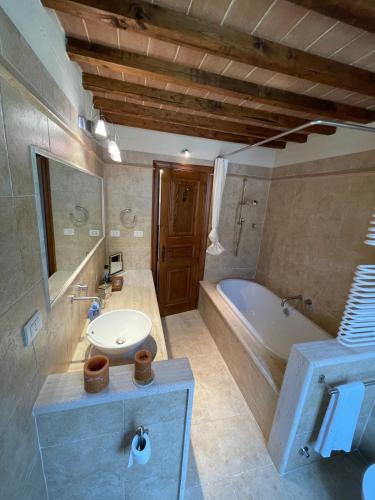a bathroom with a sink and a bath tub at Casa al Vento in Talla