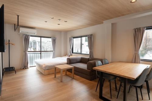 Et opholdsområde på AURA YUZAWA Apartment Hotel - Spacious 1Bedroom Apartment with Large Living Room Sleeps 4 to 6, Bedroom with 2-Double Beds, Living Room with 1-Double Bed & 1-Sofa Bed