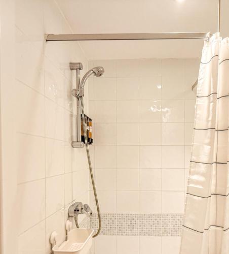 Tutu Suite I Stylish Central 2BR I Sleeps 4 I Near Cardiff City Centre I Principality Stadium I Cardiff Castle I Wales Millennium Centre I WiFi I Parking and Easy Access to Barry Island photo 4